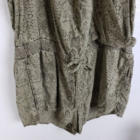 Anthropologie Cloth & Stone 100% Tencel Snakeskin Print Romper Army Green size L - Picture 4 of 12